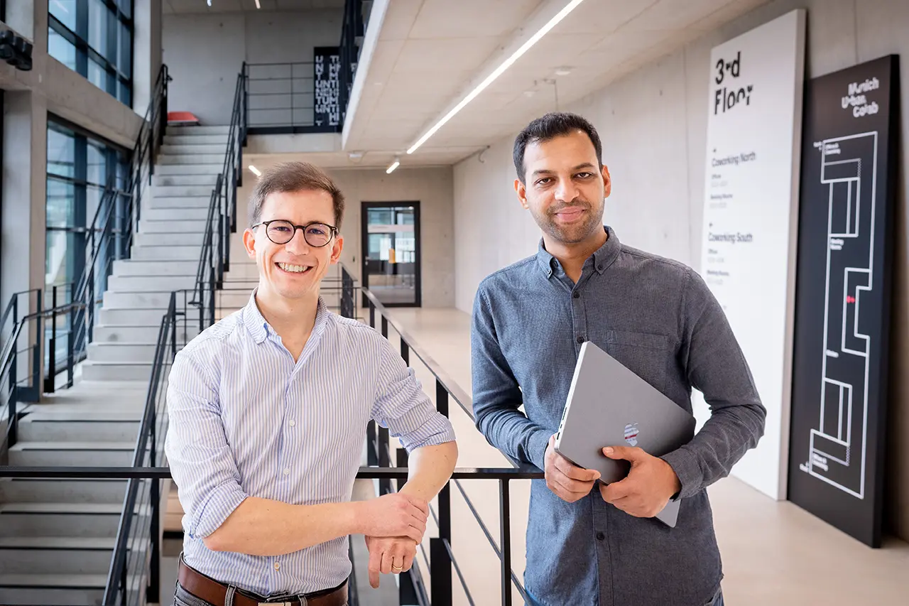 Die Gründer und Geschäftsführer der CyberDesk GmbH, Dr. Tobias Lieberum (li.) und Prabhakar Mishra (re.)